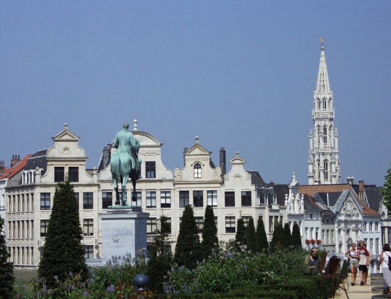 Brussels: Walking Tour from Central Station to Manneken Pis - Key Points