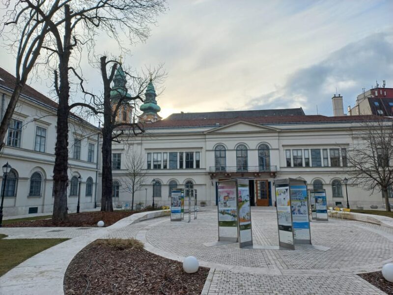 Budapest: 2.5-hour Hidden Sights Private Bike Tour - Key Points