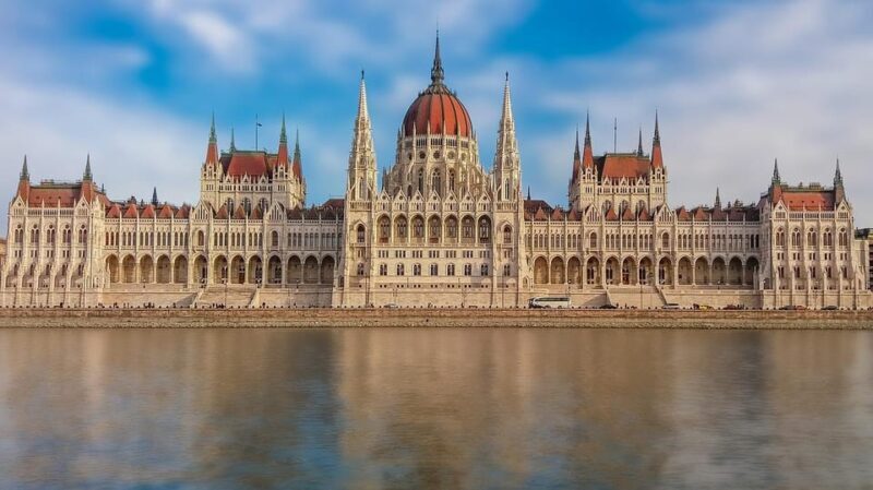 Budapest: 2 Hour City Highlights Tour with Local - Key Points