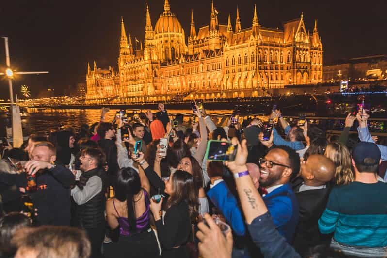 Budapest: Boat Party with option of Unlimited Drinks - Key Points