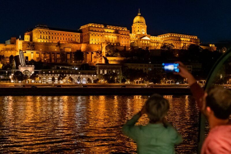 Budapest: Candlelit Dinner River Cruise with Live Music - The Experience in Detail