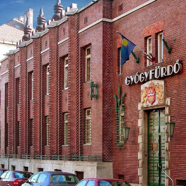 Budapest: Dandar Thermal Bath Full-Day Admission - Facilities and Amenities