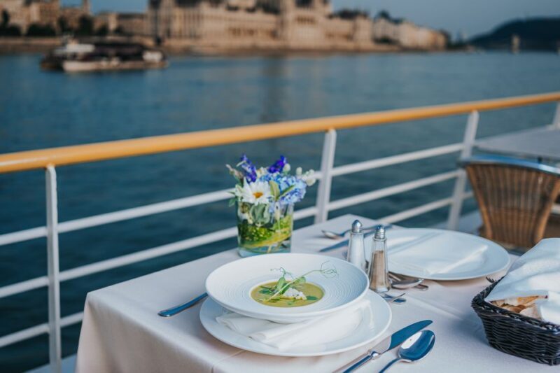 Budapest: Evening Cruise and Dinner with Welcome Drink - A Scenic Night Out on the Danube