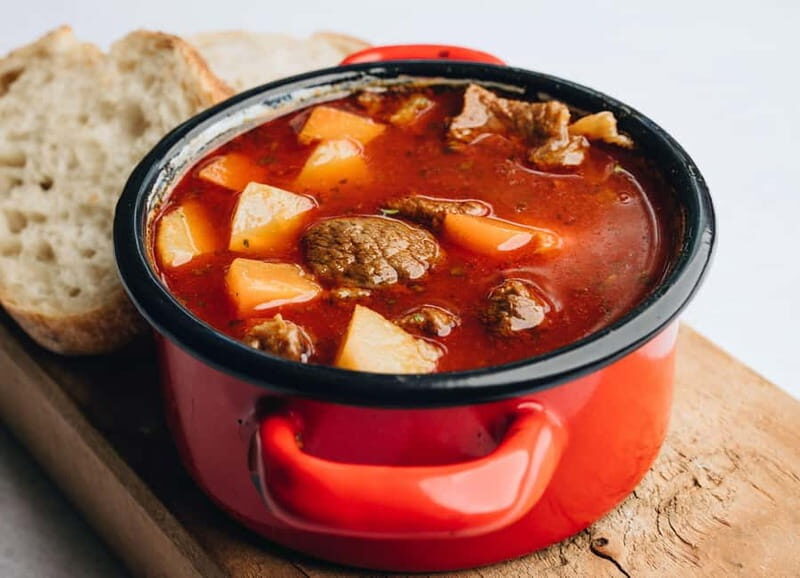 Budapest: Folklore Revue Dinner Show with Unlimited Drinks - FAQ