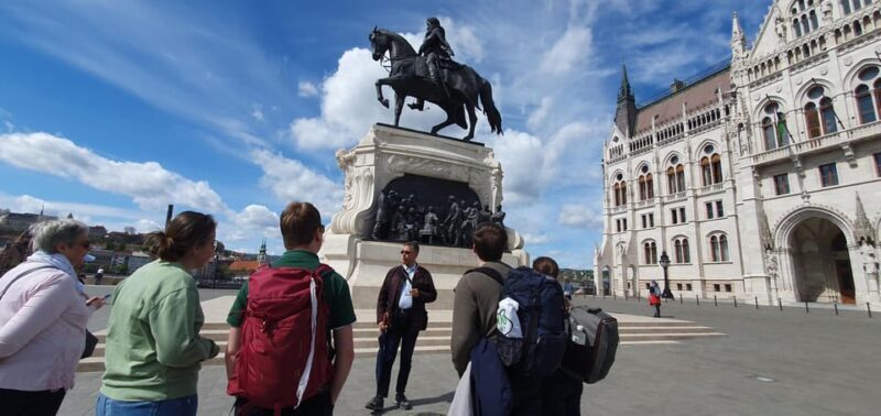 Budapest: Guided City Walking Tour in Buda and Pest - Key Points