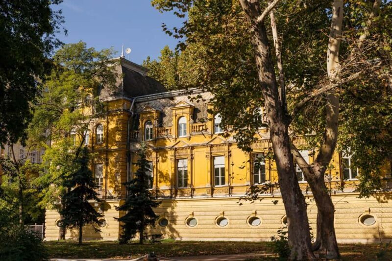 Budapest: Old Buda Walking Tour & Folk Music Performance - Margaret Island: Serenity and Scenery