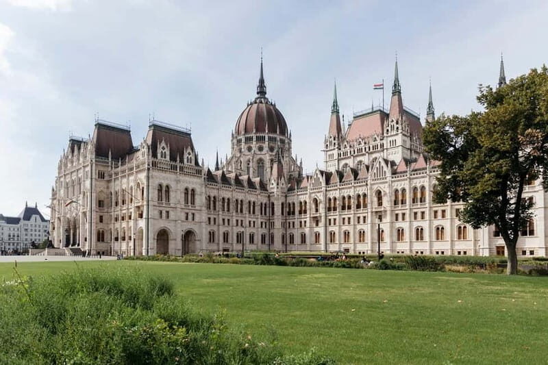 Budapest: Parliament & Its Surroundings Tour with Folk Music - Who Will Love This Tour?