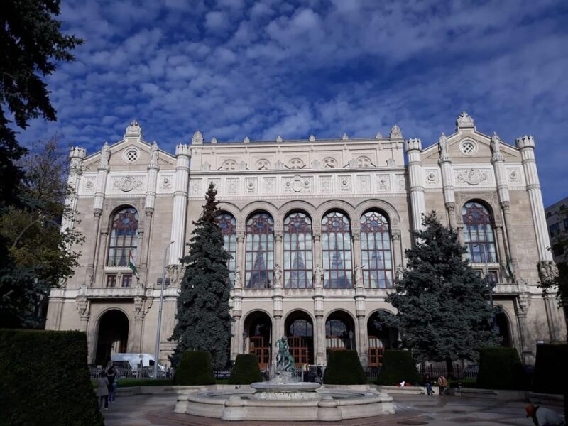 Budapest: Pest Side Walking Tour with Folk Music Performance - Key Points