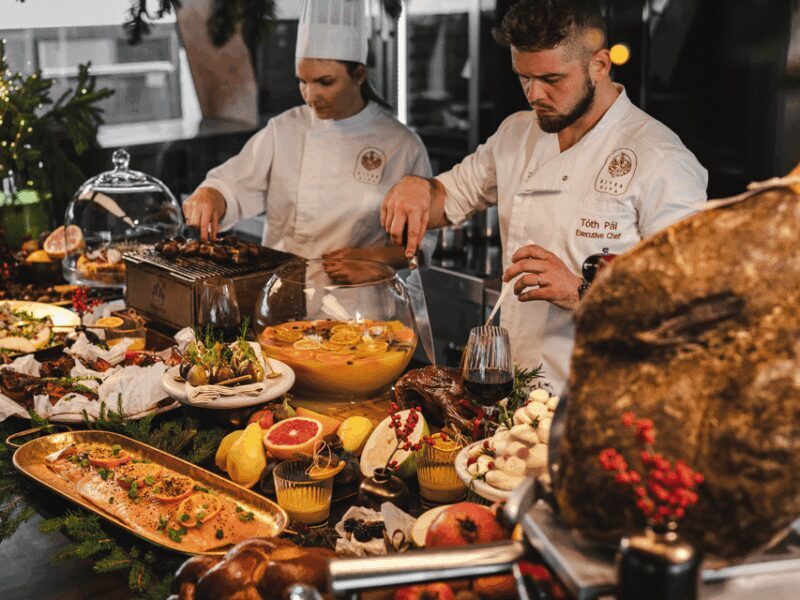 Budapest: Romantic Dinner Cruise-Live Music&Unlimited Drinks - Key Points