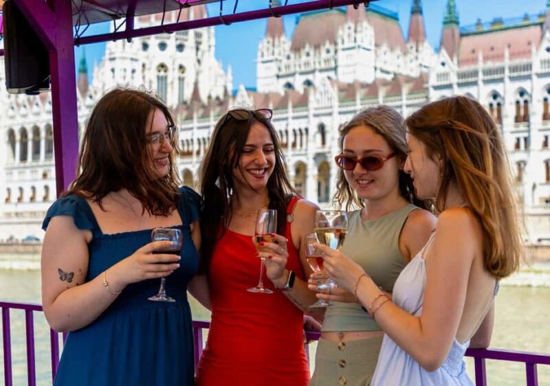 Budapest Sightseeing Cruise with Welcome Drink - Key Points