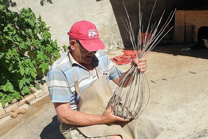 Build a typical Sardinian basket with your hands - Practical Details and Travel Tips