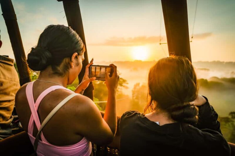 Byron Bay: Sunrise Hot Air Balloon Flight with Breakfast - Key Points