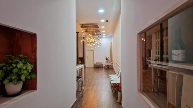 C/Echegaray 5 Málaga center: Malagueño Massage: Massage + Wine Tasting - Key Points