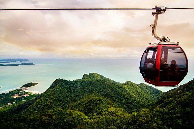 Cable Car and Oriental Village from Langkawi - Art in Paradise: The 3D Art Museum