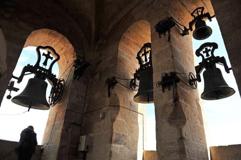 Cáceres: Cáceres Co-cathedral Night Visit - Key Points