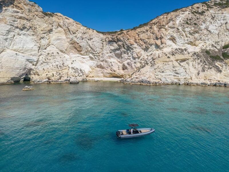Cagliari: Marina Portus Karalis Tour in barca - The Boat: Comfort and Safety