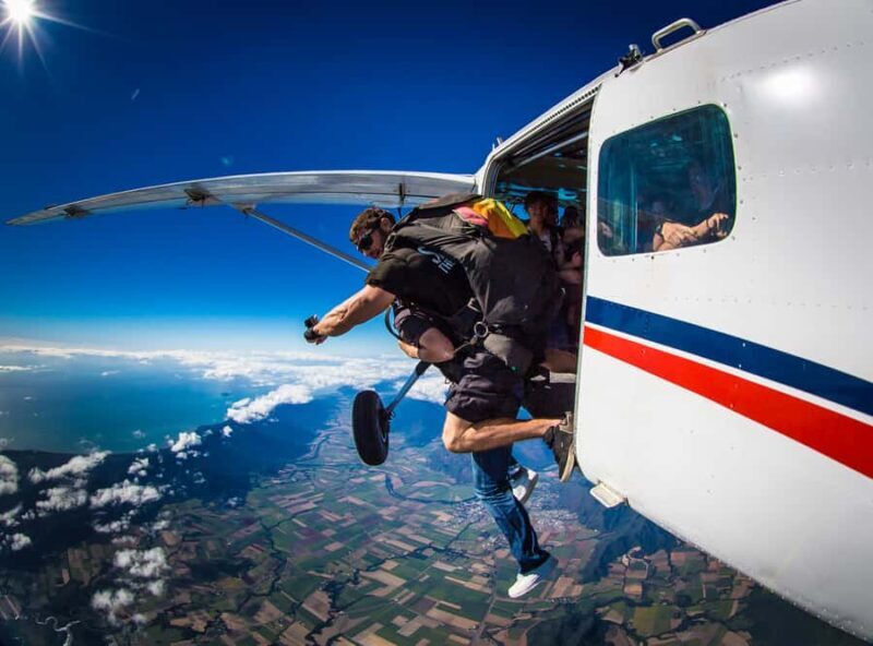 Cairns: Tandem Skydive Experience - Transportation and Group Size