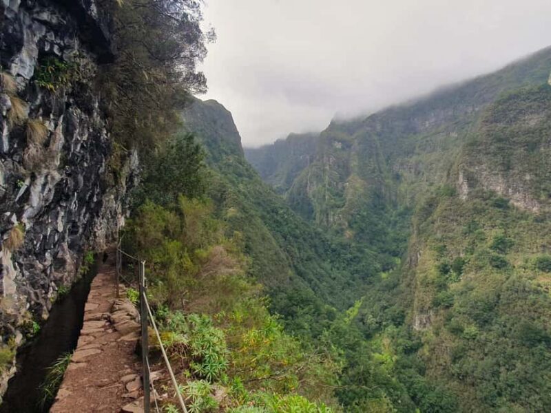 Caldeirão Verde: Queimadas PR9 Transfer Hike - A Closer Look at the Caldeirão Verde Experience