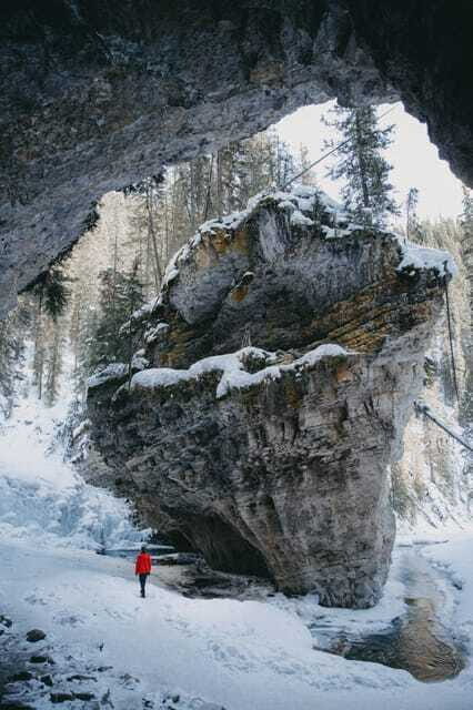 Calgary: Lake Louise, Emerald Lake, and Johnston Canyon Tour - FAQs