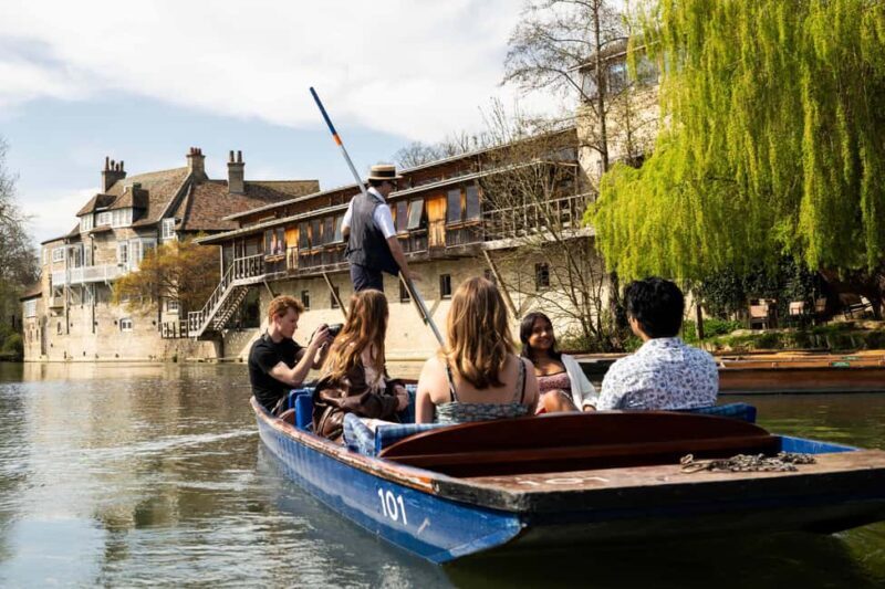 Cambridge: Punting Tour on the River Cam - An In-Depth Look at the Punting Experience
