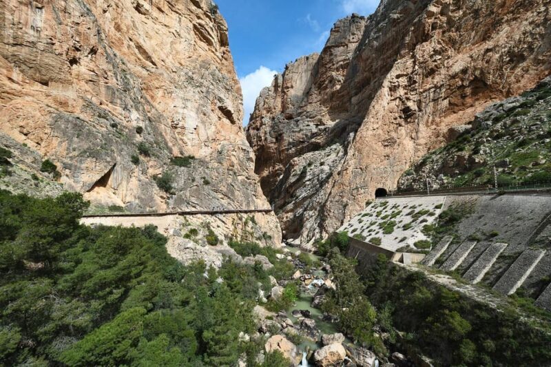 Caminito del Rey: Guided Tour with 1 Drink and Shuttle Bus - FAQ