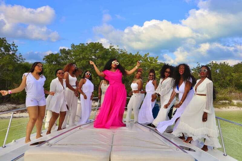 Cancun private yacht Sea Ray Sundancer 60 feet - A Closer Look at the Cancun Private Yacht Sea Ray Sundancer Experience