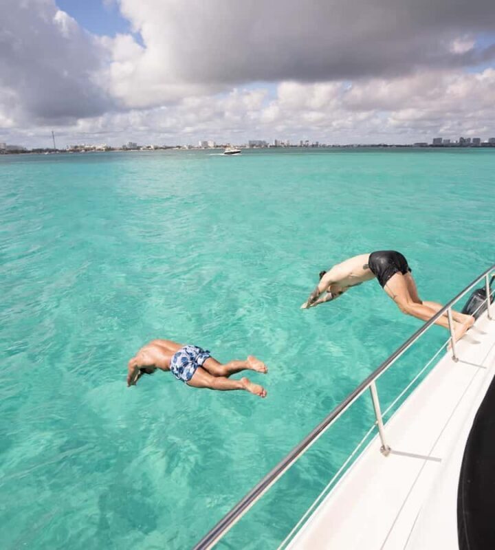 Cancun: Rent a Sea Ray F43 yacht to Isla Mujeres - Value and Practical Details