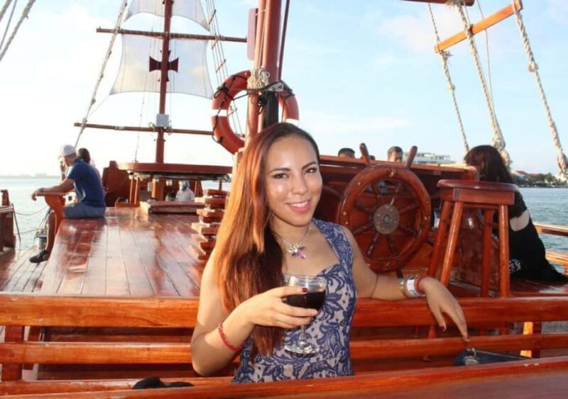 Cancun: Romantic evening in galleon with dinner and open bar - An In-Depth Look at the Experience