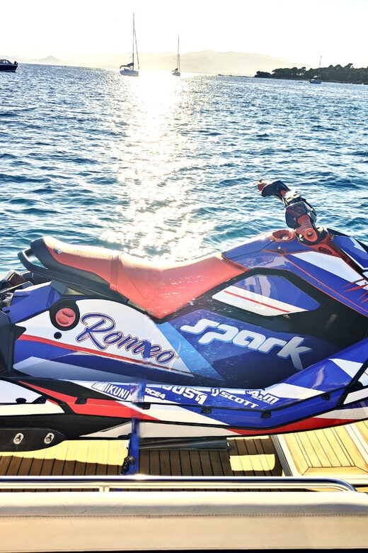Cannes : boat and jet ski mandelieu - The Boat: Comfort and Facilities
