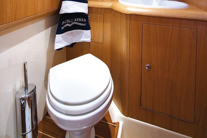 Capri tour with "Gozzo" (3 hours) - FAQ