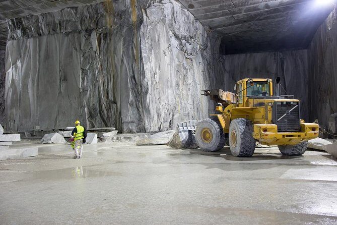 Carrara: Exclusive Marble Cave Tour Adventure in a 4x4 - Transport and Group Size