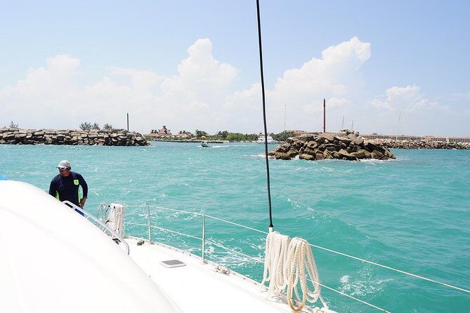 Catamaran Sail and Snorkeling Tour with Open Bar in Puerto Morelos - The Experience and Group Dynamics