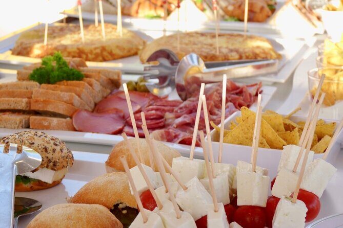 Catamaran sailing at sunset with tapas Palma de Mallorca - Key Points