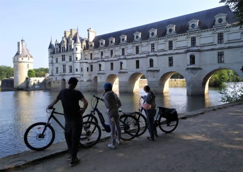 Chenonceau: guided ebike ride and wine & cheese picnic lunch - The Guide and Group Experience