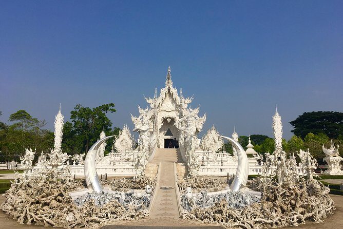 CHIANG MAI-CHIANG RAI: White+Blue Temple+Baan Dam+Golden Triangle - Analyzing the Value