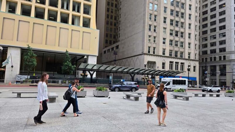 Chicago Architecture and True Crime Tour: Christmas Edition - Who Should Consider This Tour?