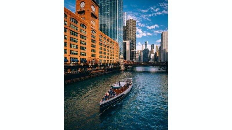 Chicago: Architecture Boat Tour with Drinks - The Experience of the Ride