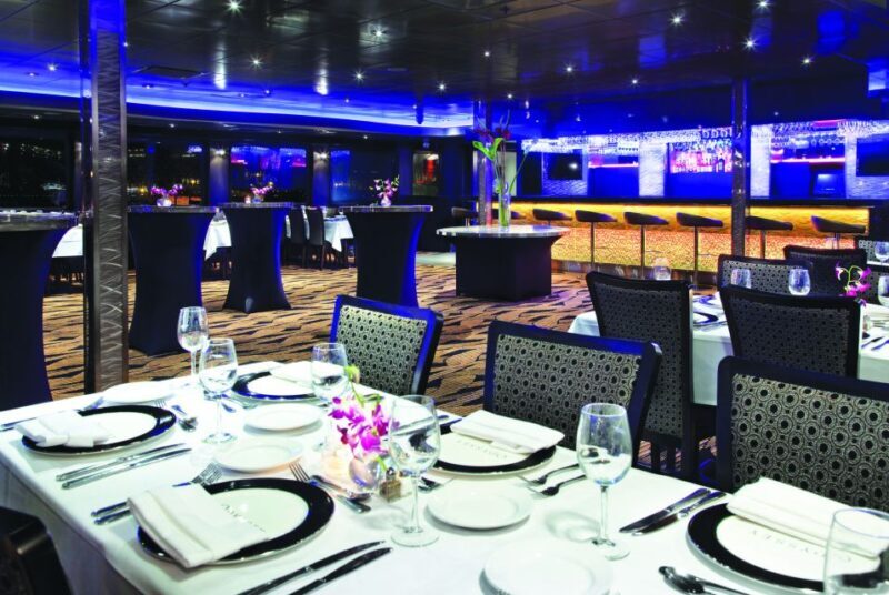 Chicago: Christmas Eve Lake Michigan Gourmet Dinner Cruise - Entertainment and Atmosphere