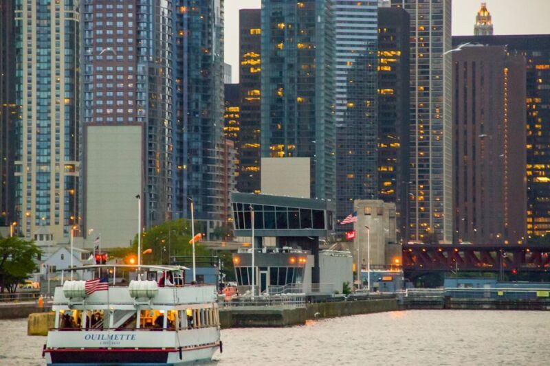 Chicago: Fireworks Cruise with Lake or River Viewing Options - Key Points