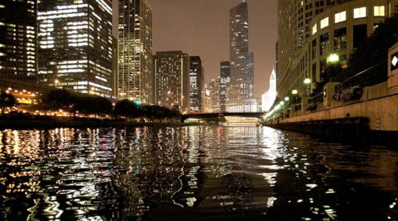 Chicago: Ghosts and Gangsters Night Kayak Tour - Key Points