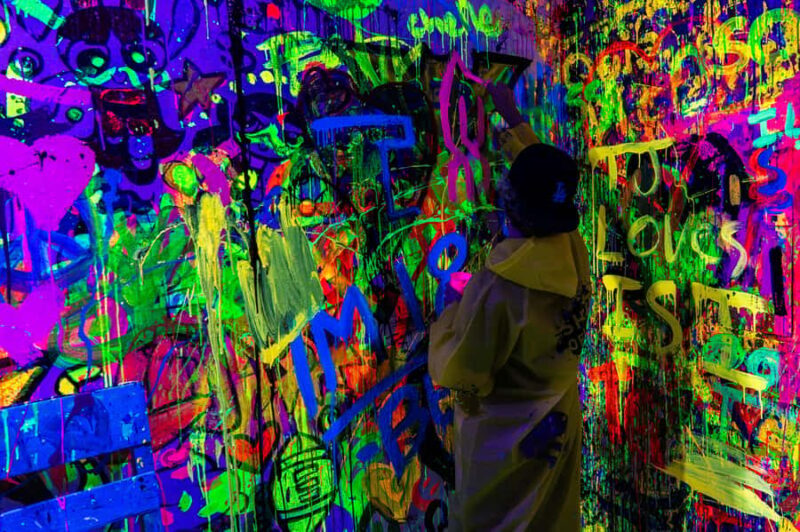 Chicago: Shooting & Spinning Art Experience (Neon Lights) - Key Points