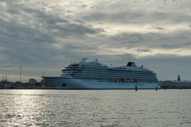 Chioggia: Canals boat tour and take picture of cruise ship - Who Should Consider This Tour?