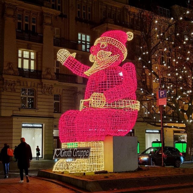 Christmas market lights tour bus through Berlin, free mulled wine (2.5 hours) - Who Should Consider This Tour?