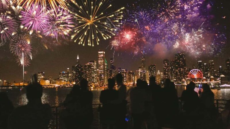 City Cruises Chicago: Lake Michigan Fireworks Dinner Cruise - Key Points