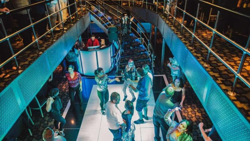 City Cruises Chicago: Lake Michigan Fireworks Dinner Cruise - Who Should Consider This Experience?