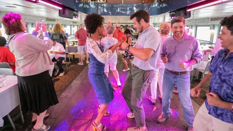 City Cruises Chicago: Lake Michigan Lunch or Dinner Cruise - Key Points