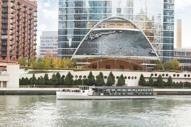 City Cruises Chicago: River Architectural Lunch Cruise - The Guide and Commentary: Making the Experience Special