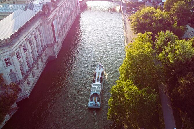 City lounge trip with the lounge ship through Berlin - Who Will Enjoy This Tour?