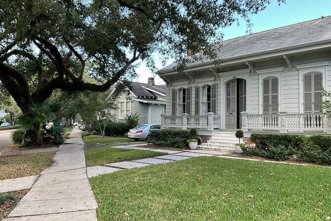 City Tour in French Historic Districts - FAQs