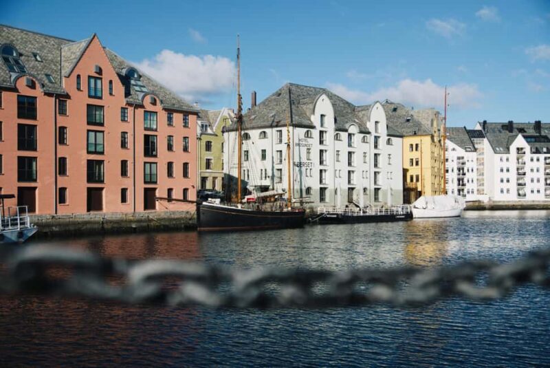 City walk in Ålesund: Art Nouveau, sea views, and insider tips - Key Points
